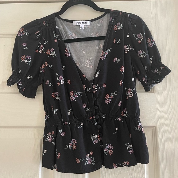 Black floral crop top with cute button design size small - Picture 2 of 2